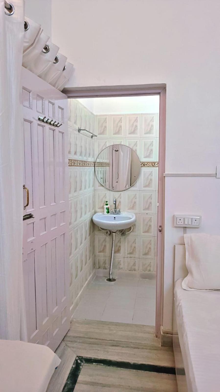 Private Cozy In A ! Guest house Lucknow